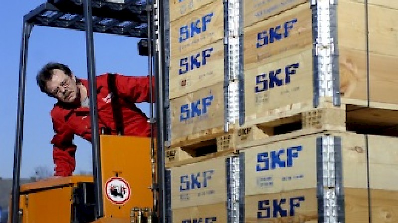 Braun Mitarbeiter auf Gabelstapler mit Kisten von SKF Wälzlagern